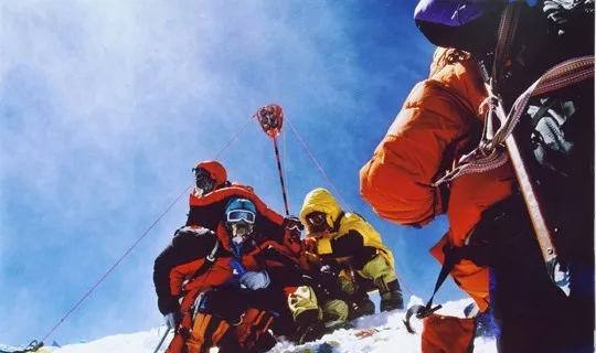 2005年，紅色全站儀覘標(biāo)豎立在珠峰之巔